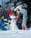 Kinder beim Schneemann-Bauen, Bayerwald
