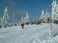 Sonnenskilauf im Skidorf
