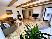 Ferienhaus zur Weinlaube, Sehr ruhiges Ferienhaus mit gepflegten Aussenanlagen von Wald und Wiesen umgeben. Auf unserer Kellerterasse, bei hausgemachten Kuchen, k&Atilde;&para;nnen Sie Ihren Kindern beim Spielen und Tiere f&Atilde;&frac14;ttern zusehen. Herrliche Wanderungen direkt ab Haus runden den Tag ab.